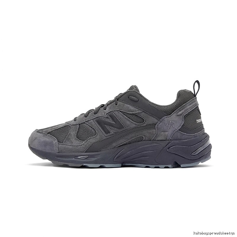 New Balance retro-style grey sports shoes