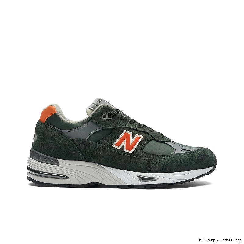 Retro style dark green of New Balance 990v3