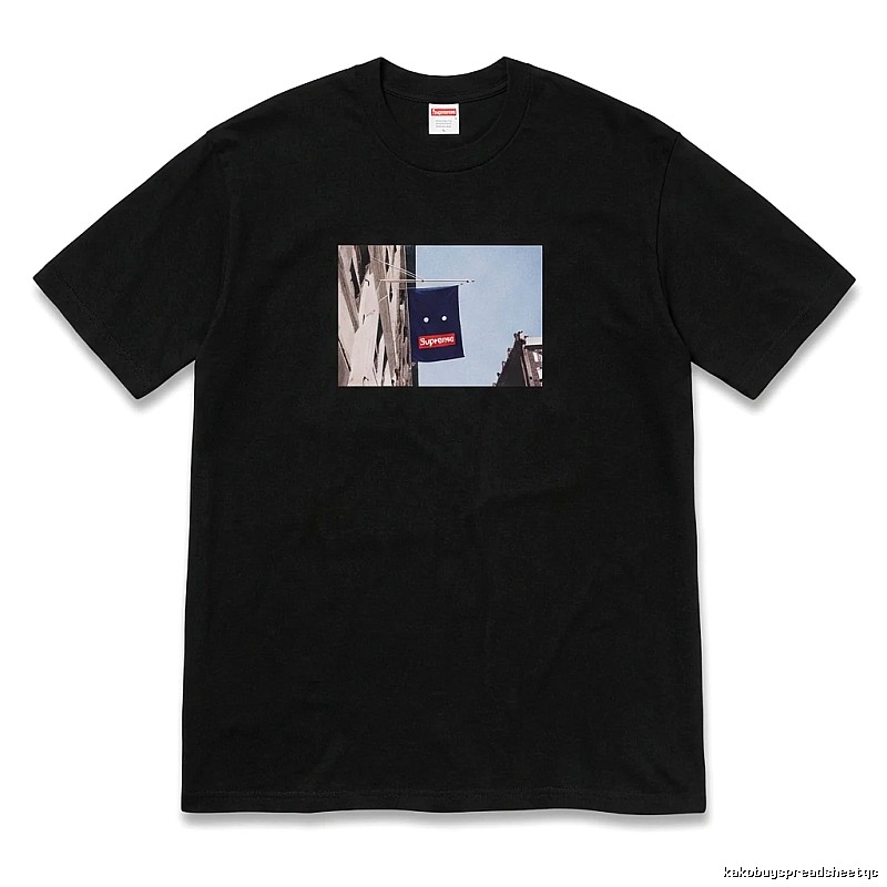 Supreme street scene style black T-shirt